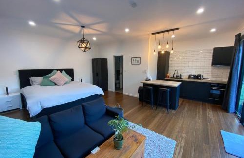 Boyland House | Kosmo’s Studio: City Style in a Retreat Setting!