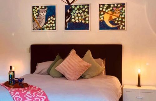 Boyland House | Kosmo’s Studio: City Style in a Retreat Setting!