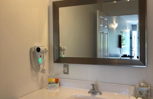 Little Bras d'Or Hotel | Kow's Inn