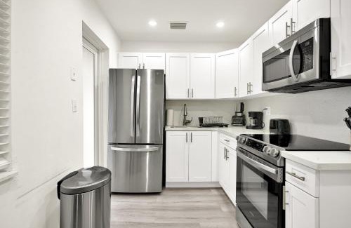 West Little River House | Koze 2 Bedroom Duplex Home with King & Queen Beds, Near Everything Trendy