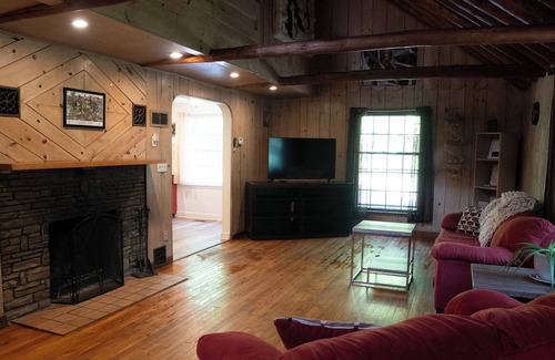 Ann Arbor Cabin | Kozy Kabin Retreat in Ann Arbor with Huge Yard to Unwind!
