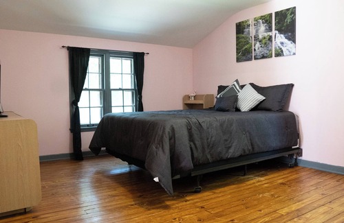 Ann Arbor Cabin | Kozy Kabin Retreat in Ann Arbor with Huge Yard to Unwind!