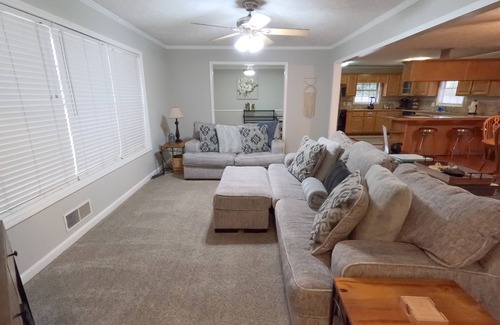 Kennesaw House | Kozy Kennesaw home near KSU and Lakepoint Sports