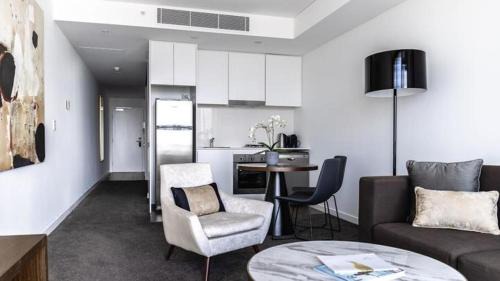 Chatswood CBD Apartment | KOZYGURU Chatswood Luxury Studio Walk to Chatswood Chase NCH088-721