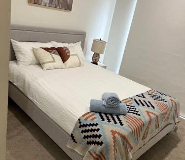 Greenvale Apartment | KozyGuru Greenvale 5 Bedroom Holiday Home