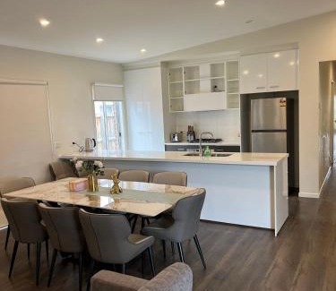 Greenvale Apartment | KozyGuru Greenvale 5 Bedroom Holiday Home