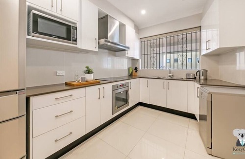 Leichhardt Apartment | KOZYGURU | Leichhardt | Cozy Holiday 3 BED Home + Free Parking