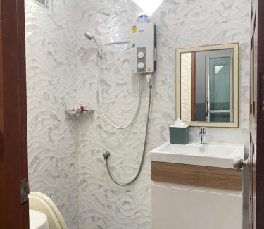 Khum Thong Apartment | Kp. เพลส หลวงแพ่ง (Kp. Place Luang Phaeng)