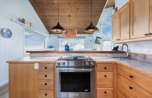 Tierra Del Mar House | Kraken's Candle Beachfront Home