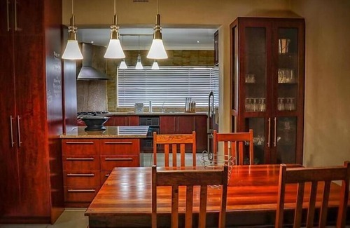 Kroonstad House | Kroon Manor