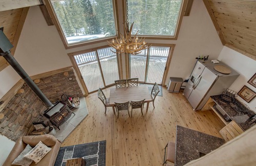 Valley of the Sun House | Krowne Cabin: A Secluded Mountain House