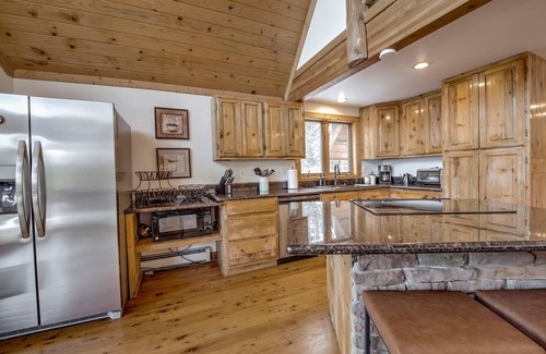 Valley of the Sun House | Krowne Cabin: A Secluded Mountain House