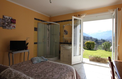 Bagneres-de-Bigorre Bed & Breakfast | Krys Chambre vue sur les Pyrenees et le pis du Midi