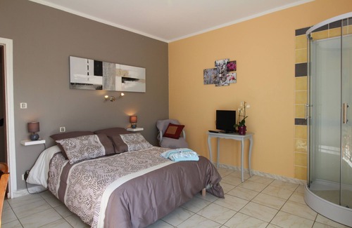 Bagneres-de-Bigorre Bed & Breakfast | Krys Chambre vue sur les Pyrenees et le pis du Midi