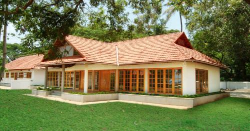 Thanneermukkom Resort | KTDC Kumarakom Gateway Resort