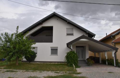 Nustar Apartment | Kuća za odmor „Slavonska Lola“