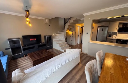 Kadnlar Denizi Mahallesi Villa | Kuşadası'nda Merkezde ve Denize 5 Dakika Şık Villa