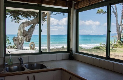 Kuaotunu House | Kuaotunu Beachfront - prime location for a great holiday!