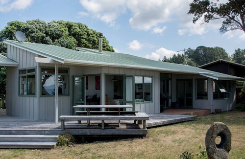 Kuaotunu House | Kuaotunu Beachfront - prime location for a great holiday!