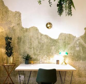 Lend Apartment | Kunstvolles Apartment im Zentrum mit Balkon und Parkplatz