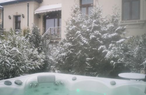 15th District Apartment | Kúria apartman with private jacuzzi and pool