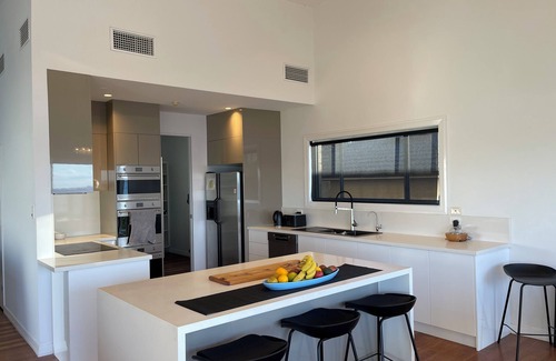 Kurnell House | Kurnell Waterfront home. nBayView. Just a few steps to calm beach.