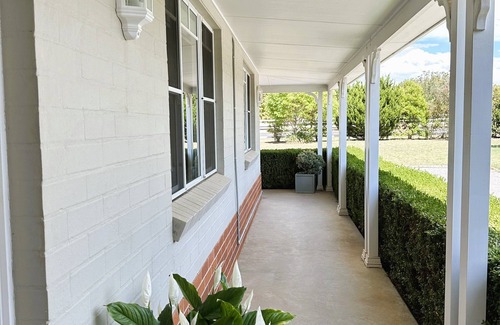 Moore Creek House | Kurrajong lodge: Beautiful country holiday accommodation Tamworth!