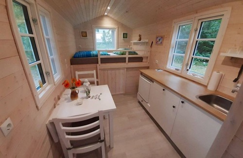 Nutteln Cabin | Kuscheliges Schwedenrotes Tinyhaus zur Idealen Auszeit in der Natur