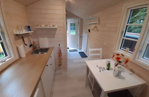 Nutteln Cabin | Kuscheliges Schwedenrotes Tinyhaus zur Idealen Auszeit in der Natur