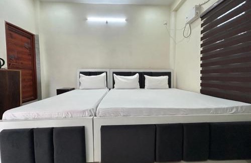 Ayodhya House | Kusum Home stay Near Ram Mandir Gate 200 -300 Meter , Near Hanuman gari Mandir, Jain mandir , railway station Goverment hosiptal , launch , Breakfast available, Free pick up Ayodhya dham railway station , airport pickup ,Ayodhya cant pickup