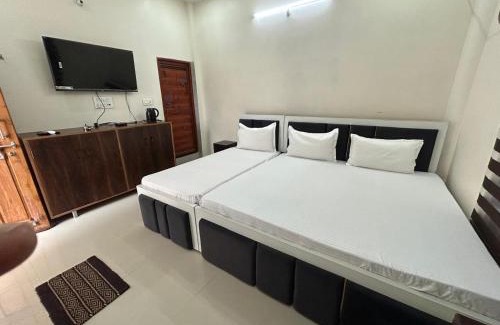 Ayodhya House | Kusum Home stay Near Ram Mandir Gate 200 -300 Meter , Near Hanuman gari Mandir, Jain mandir , railway station Goverment hosiptal , launch , Breakfast available, Free pick up Ayodhya dham railway station , airport pickup ,Ayodhya cant pickup