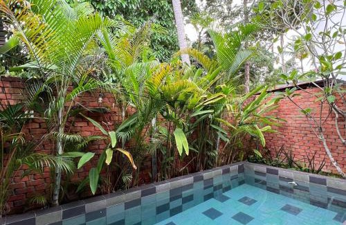 Air Hangat House | Kutum's Wooden House - Private Pool, Breakfast & Cafe