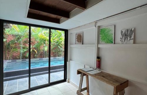 Air Hangat House | Kutum's Wooden House - Private Pool, Breakfast & Cafe