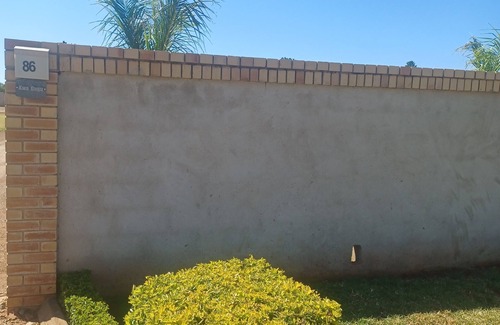 Bulawayo House | Kwa-Gugu offers affordable quality self-catering accommodation.