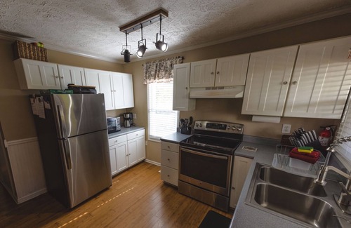 Chaplin House | KY BOURBON TRAIL LAKEFRONT HOUSE WITH DOCK SLEEPS 8! Year round Hot tub!