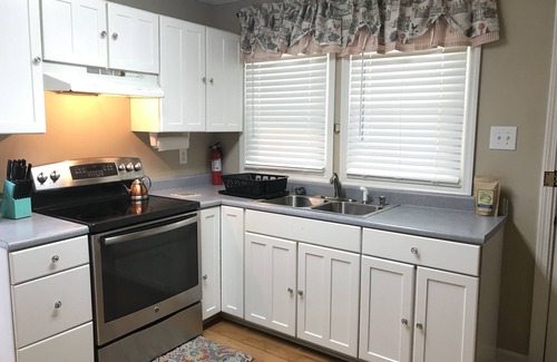 Chaplin House | KY BOURBON TRAIL LAKEFRONT HOUSE WITH DOCK SLEEPS 8! Year round Hot tub!