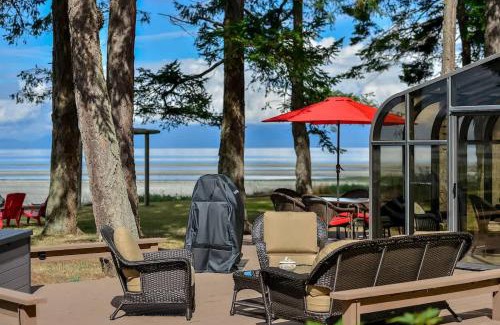Comox House | Kye Bay Beach House