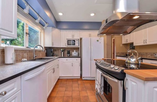 Comox House | Kye Bay Winter Beach House