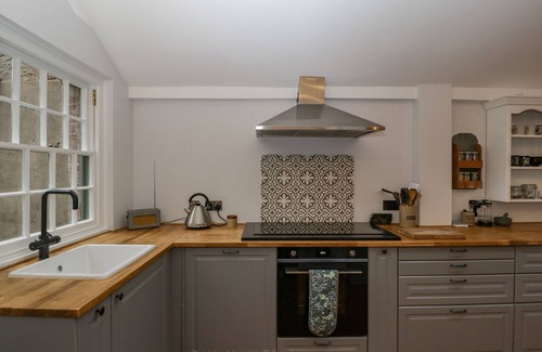 Glastonbury House | KYLEMORE, pet friendly, character holiday cottage in Glastonbury