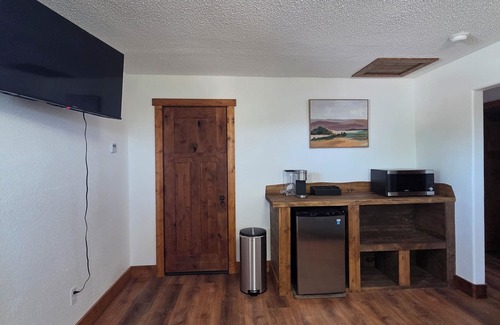 Cedaredge Apartment | Kyles Grill and Bar