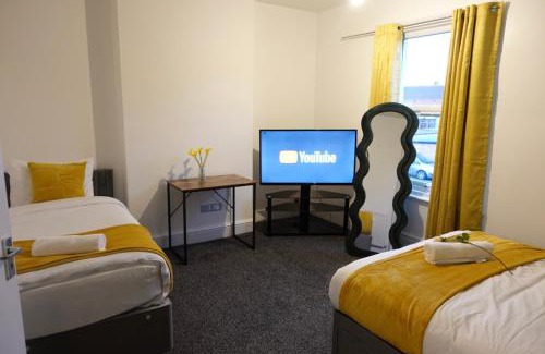 Derby House | Kyoto Central I 4 BDR House I 50 inch Smart TVs in Rooms I Large Spacious Rooms I Refurbished I Derby City Centre