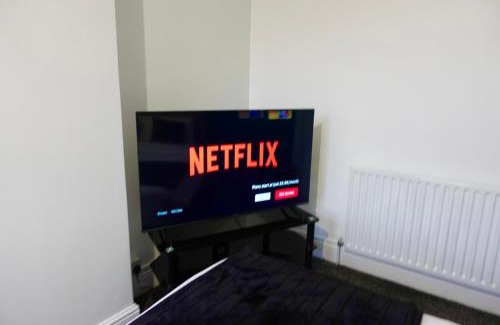 Derby House | Kyoto Central I 4 BDR House I 50 inch Smart TVs in Rooms I Large Spacious Rooms I Refurbished I Derby City Centre