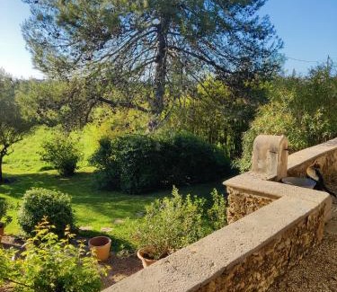 Boisset-et-Gaujac Bed & Breakfast | L'étoffe, charmante chambre au Mas des Roses