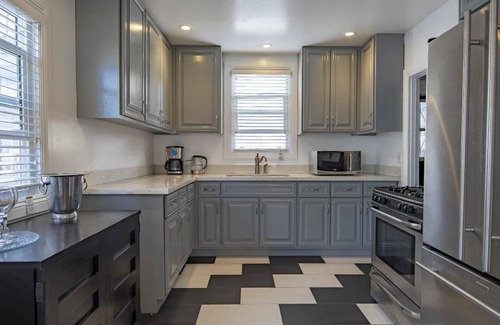 Mid City Condo | L.A. Shades of Blue townhouse centrally located
