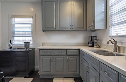 Mid City Condo | L.A. Shades of Blue townhouse centrally located