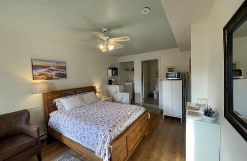 Wolfville Bed & Breakfast | L'Acadie Room -Patio, Downtown