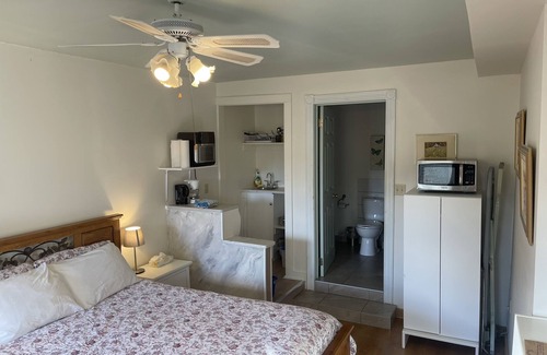 Wolfville Bed & Breakfast | L'Acadie Room -Patio, Downtown