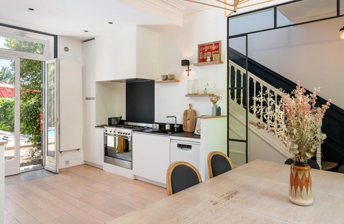 Tassin-la-Demi-Lune Villa | L'anglaise, stylish townhouse with pool and garden