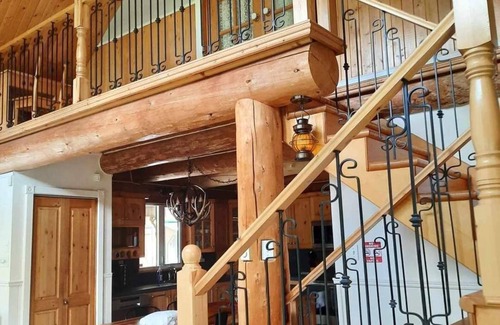 Mauricie Ski Chalet | L'Apéro du bois rond | waterfront log cabin & spa