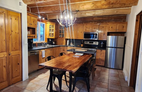 Mauricie Ski Chalet | L'Apéro du bois rond | waterfront log cabin & spa